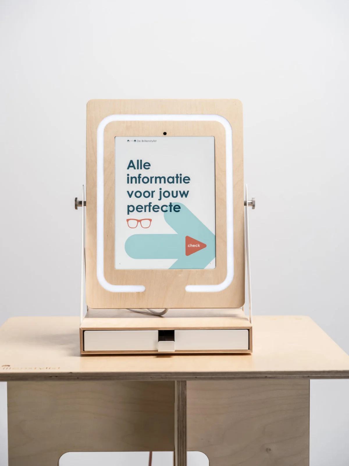 De Frame ID-zuil in een optiekzaak
